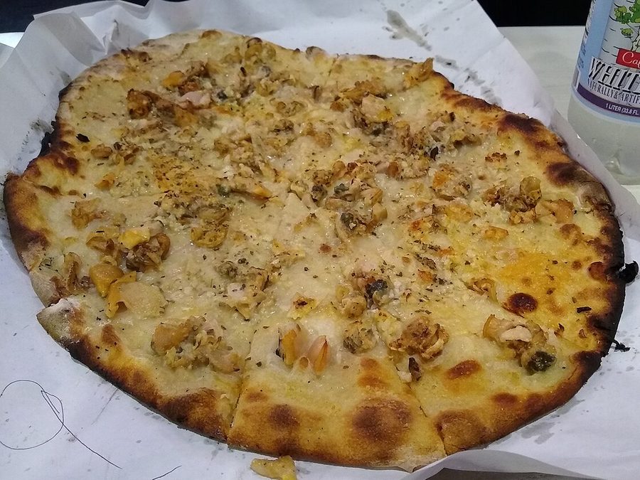 New Haven white clam apizza